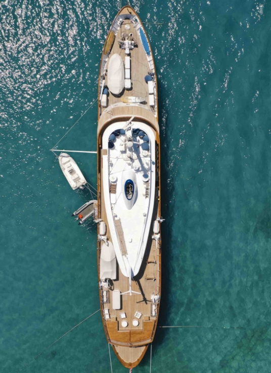 Dettaglio pistone idraulico marino in acciaio inox